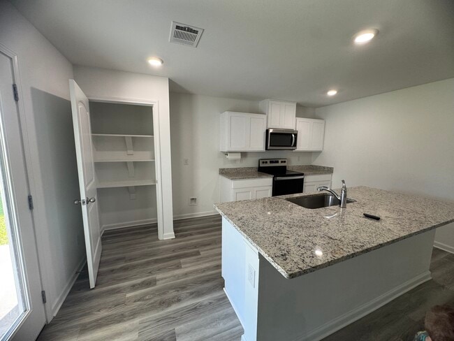 Building Photo - 35487 Grovemont Dr