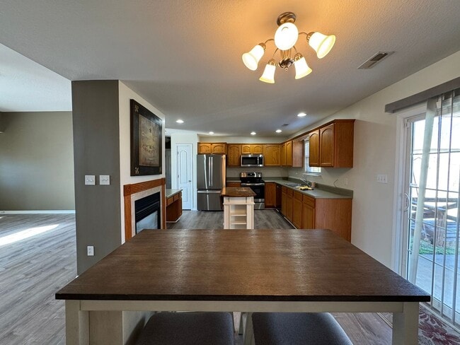 Building Photo - 3 Bedroom Home available