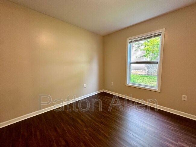Building Photo - 2 Zell Ln