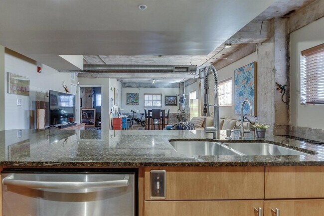 Building Photo - 1209 N Harvey Ave