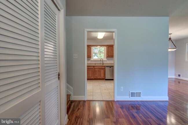 Building Photo - 8120 Drayton Ln