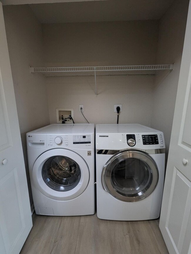 Building Photo - Spacious Updated 1x1  806 square feet! Top...