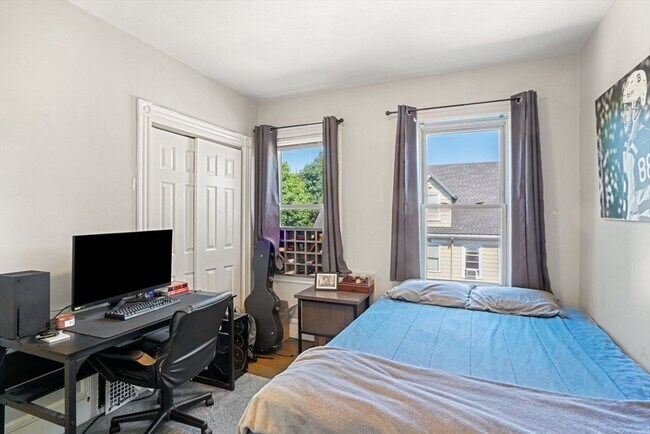 Building Photo - 17 Howes St