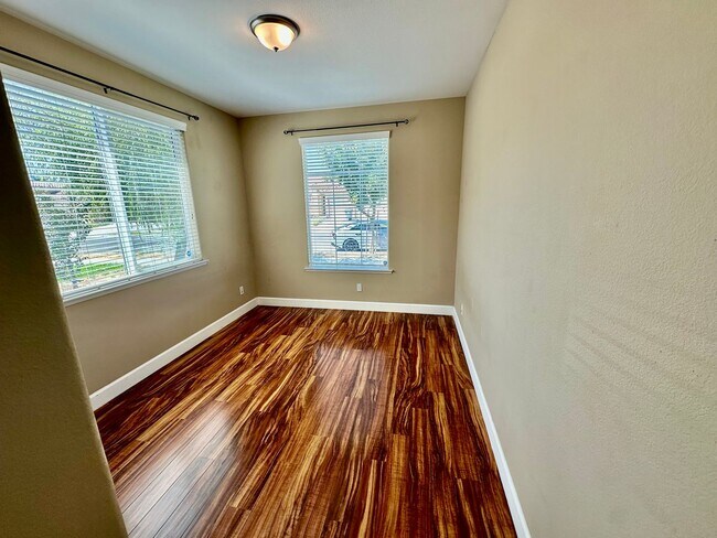 Building Photo - 2487 N Mountainside Dr