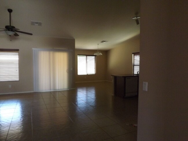 Building Photo - 2201 E Yuma Ave