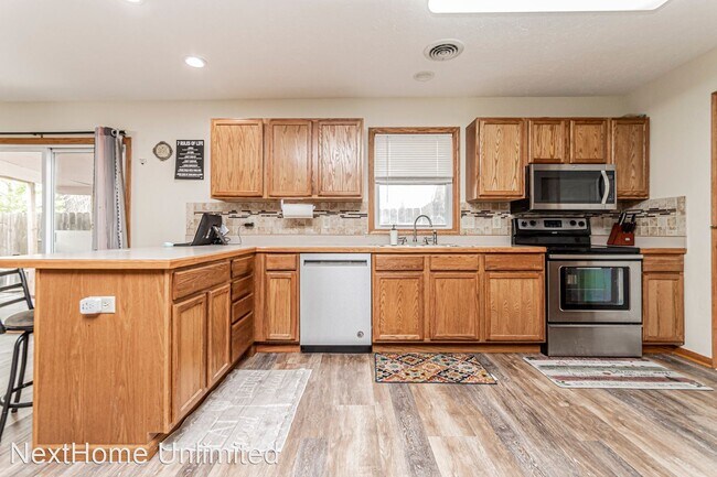 Building Photo - 3 br, 2 bath House - 120 W Spruce St