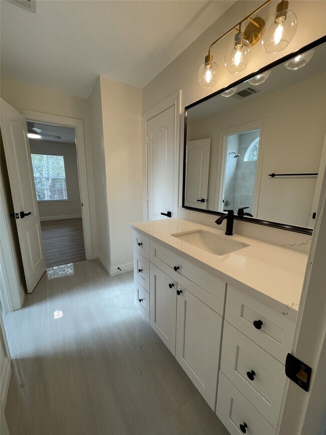 Building Photo - 5622 Lake Pl Dr