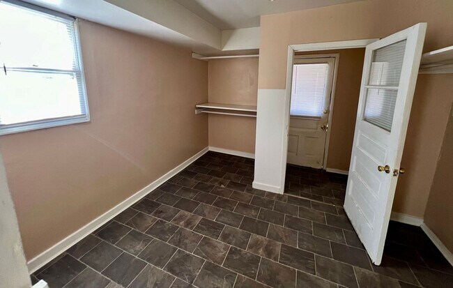 Building Photo - 701 S Center St