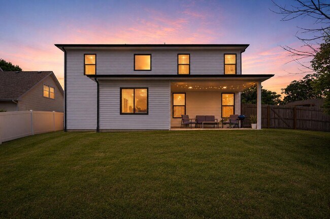 Building Photo - 3201 Crestwood Ln