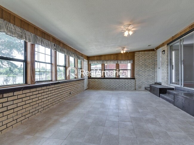 Building Photo - 3BR/2B Renovated Lake House Available For ...