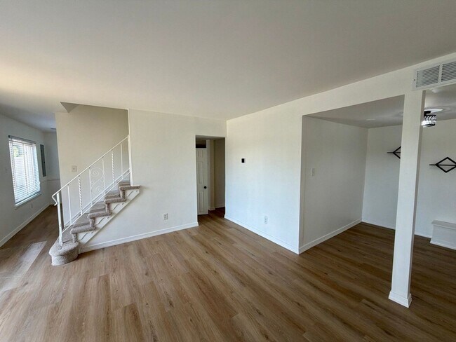 Building Photo - 605 Cobble Creek Curv