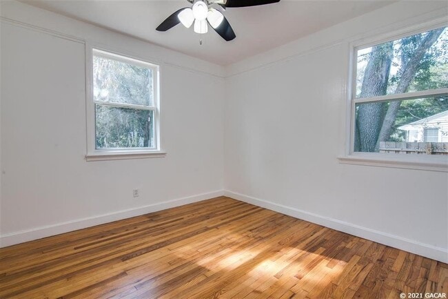 Building Photo - 1028 NE 7th Ave