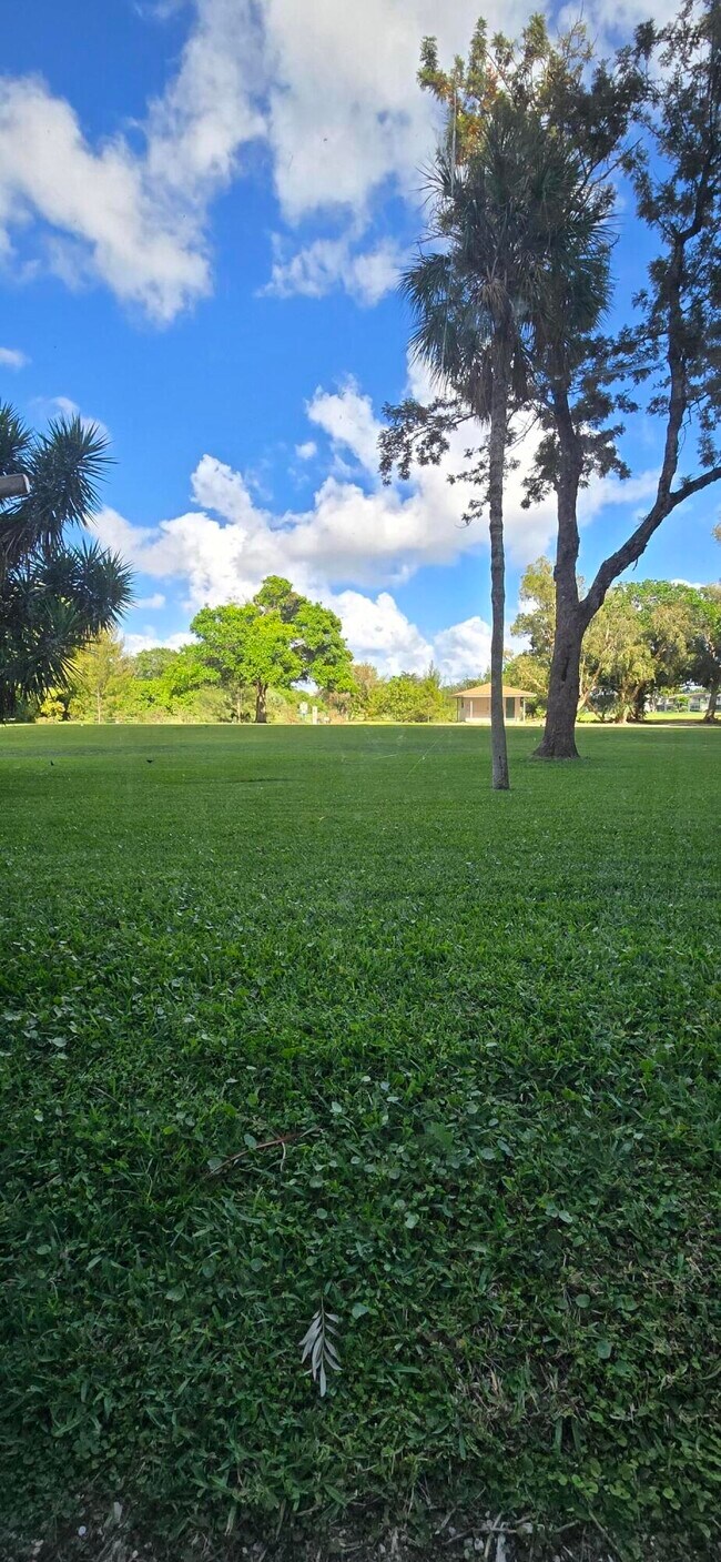 Building Photo - 3300 N Palm Aire Dr