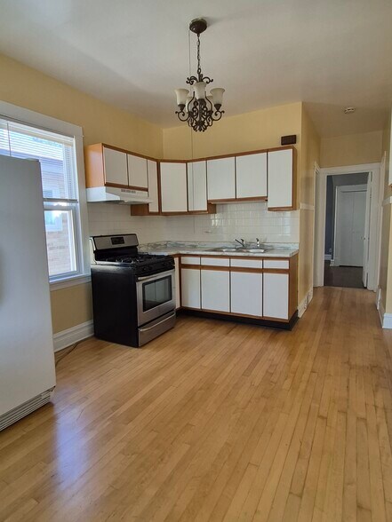Kitchen - 5816 N Rockwell St