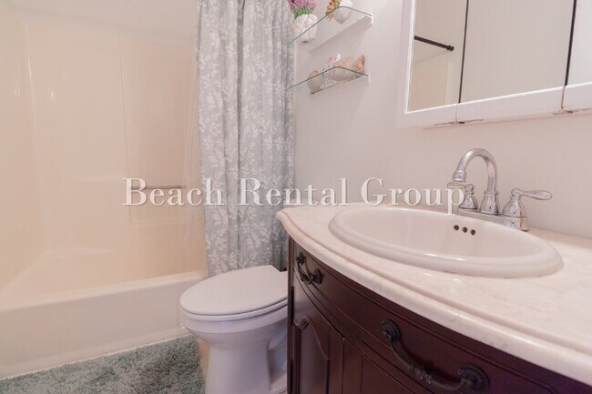 Building Photo - No HOA Furnished Townhouse close to Ocean