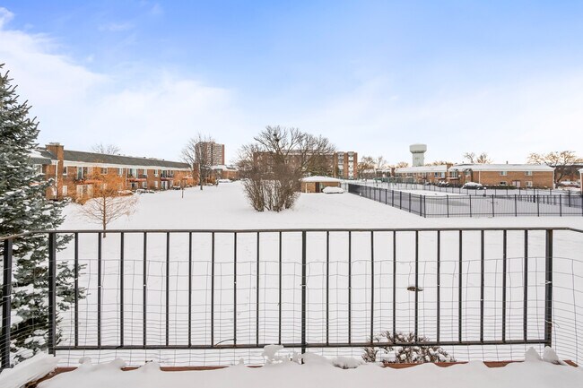 Building Photo - 10385 Dearlove Rd