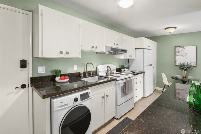 Building Photo - Top-Floor Downtown Bellevue Condo with Sunset Views