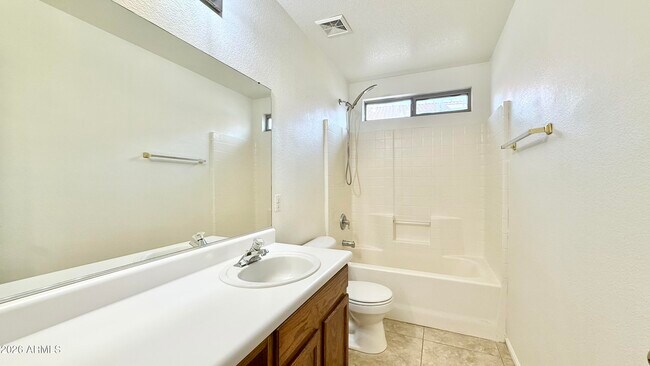 Building Photo - 1045 E Nardini St