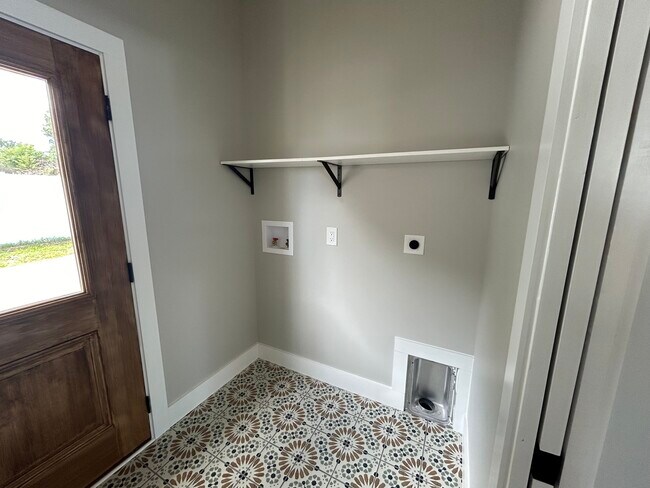 Building Photo - 211 Auttie Cir