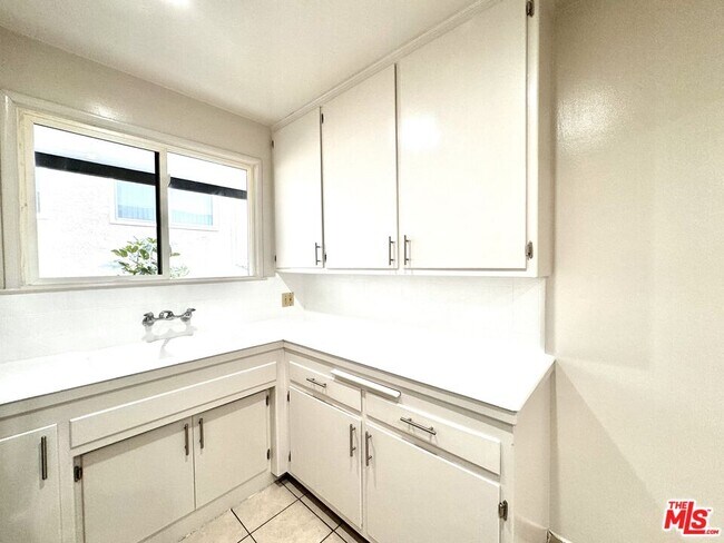 Building Photo - 854 S Sherbourne Dr