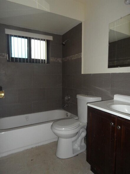 Building Photo - 2724 SW 46th St