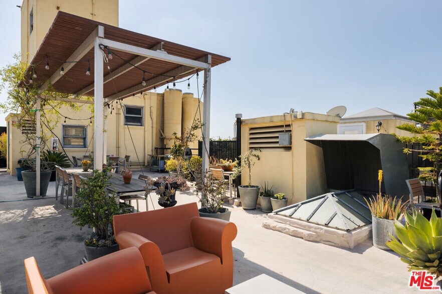 Building Photo - 108 W 2nd St