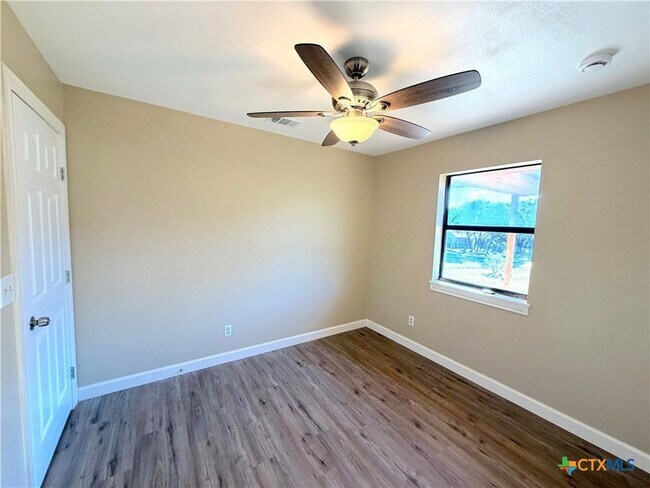 Building Photo - 1616 Lonesome