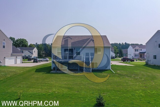 Building Photo - Immaculate Upgraded 3-Bed / 2-Bath Home in...