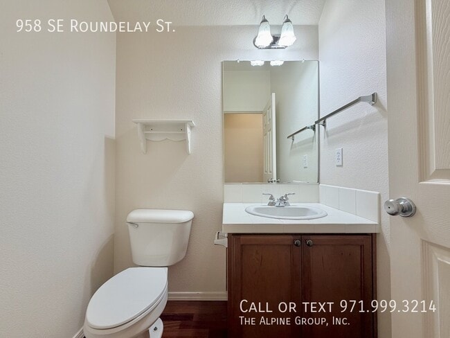 Building Photo - 958 SE Roundelay St