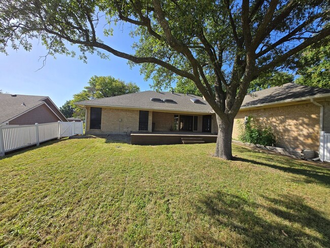 Building Photo - Stunning 4-bd 2.5 bath