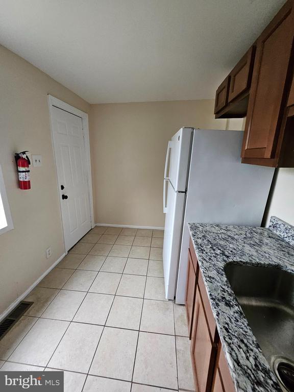 Building Photo - 324 Mary St