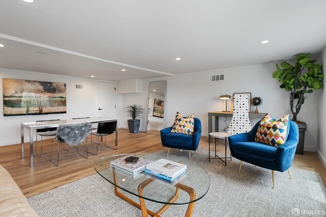Building Photo - 628 Los Palmos Dr
