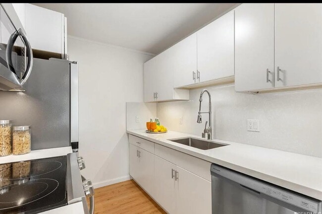 Building Photo - "Chic San Francisco Retreat: Spacious 1-Be...