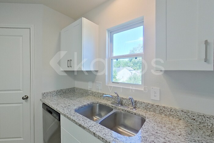 Building Photo - 236 Bluebonnet