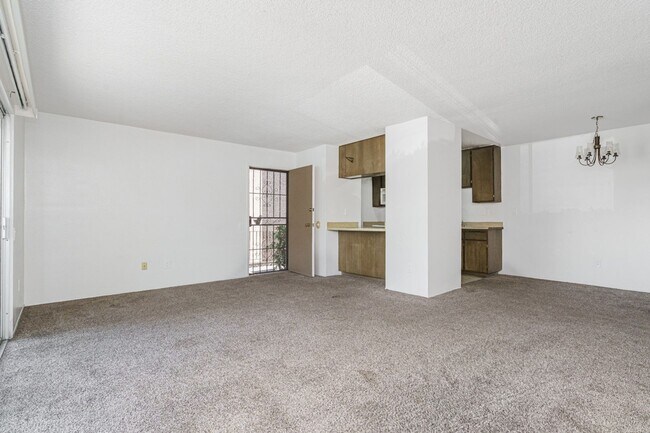 Building Photo - 1Bed/1Bath Single Story Condo in La Mesa w...