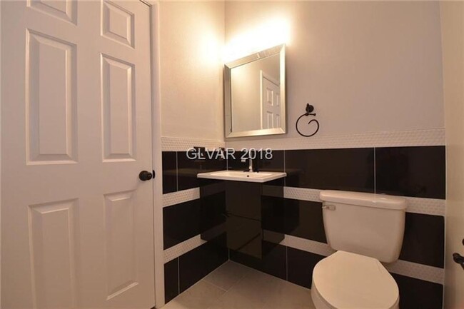 Building Photo - Live In The Heart Of Summerlin 2 Bed 2 Bat...