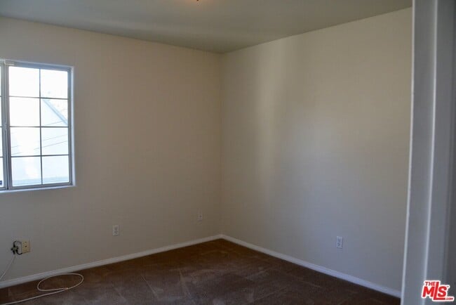 Building Photo - 548 N Windsor Blvd