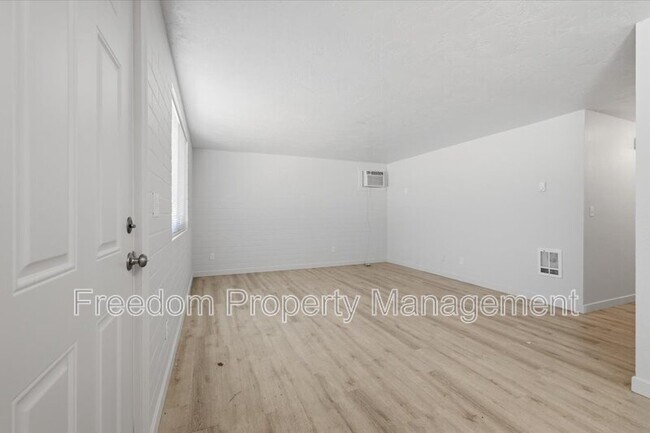 Building Photo - 3114 Iowa Ave