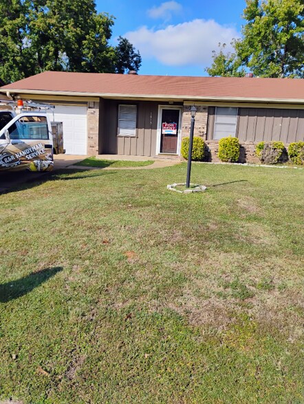 Primary Photo - 1015 Louise Ln