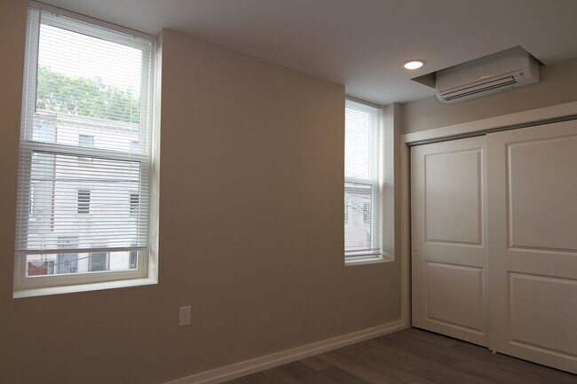 Building Photo - 3945 Baring St