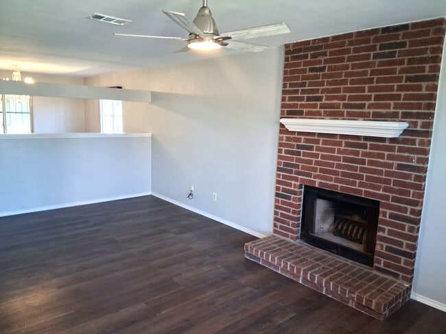 Building Photo - 4914 Parkwood Dr