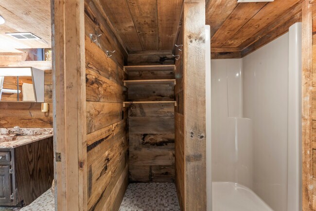 Building Photo - 23 Westview Dr