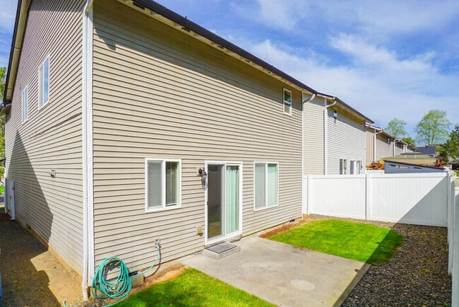 Building Photo - THREE BEDROOM WITH FENCED YARD