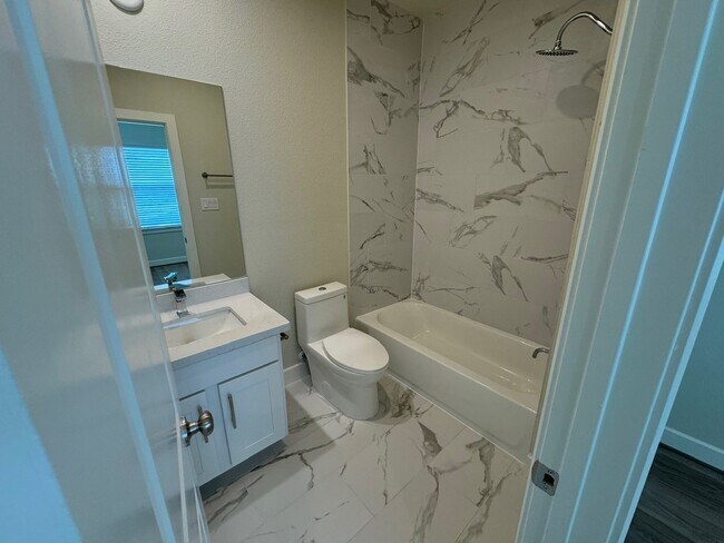 Building Photo - 3013 Hicks St