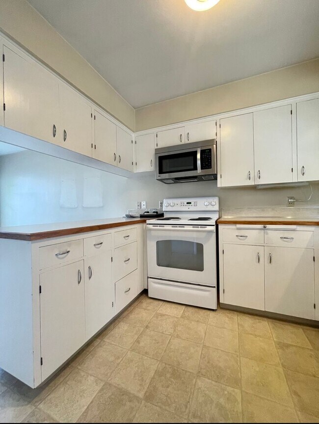 Building Photo - Stunning Two-bedroom In SW Portland~ Great...