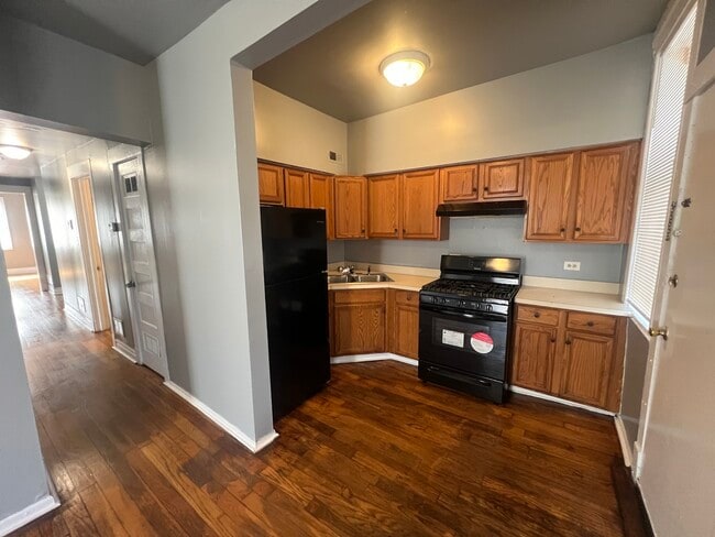 Building Photo - 734 E 95th St