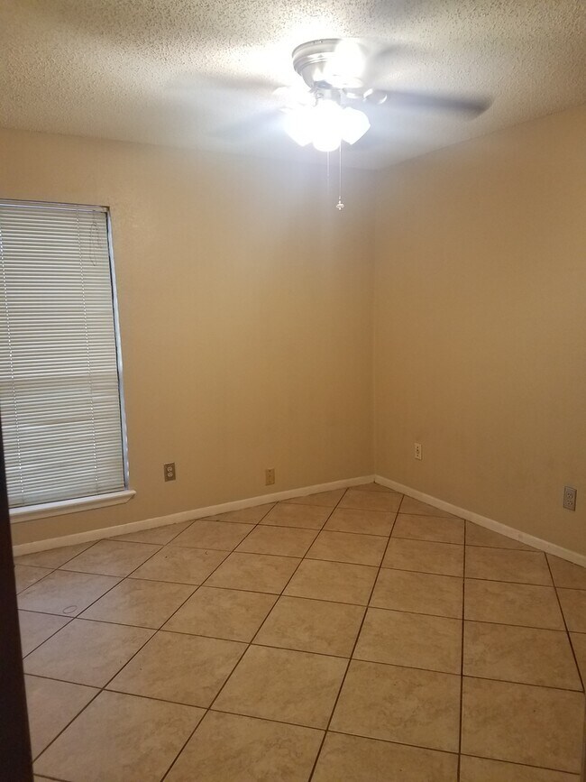 Building Photo - 3/2 Southside Home-Behind Athletic Club