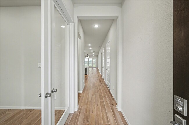 Building Photo - 31527 Splitting Willow Ln