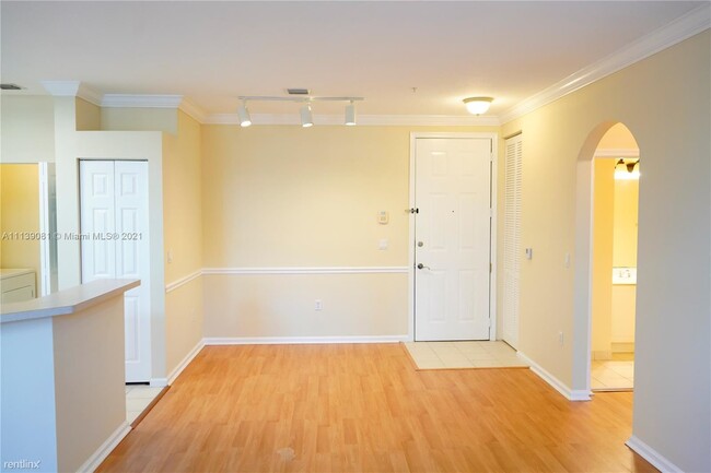 Building Photo - 1 br, 1 bath Condo - 4508 SW 160th Ave 450...