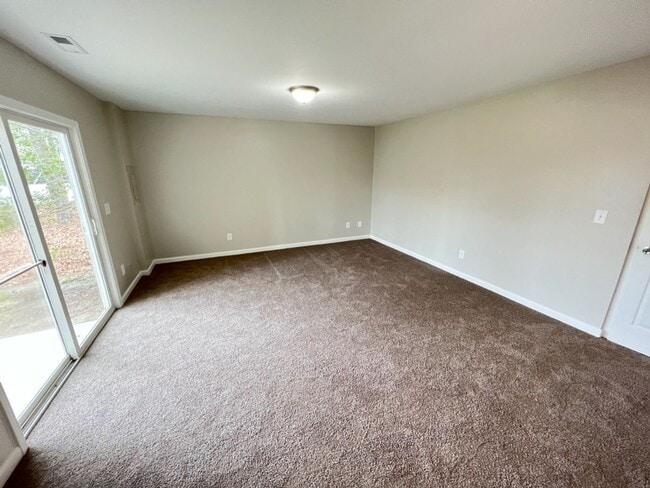 Building Photo - Beautiful Townhouse w/ 1st Floor Bedroom